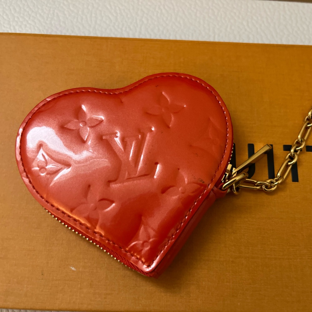 Louis Vuitton Vernis Red Heart pouch with charms - Picture 3 of 11